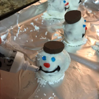 Decorate into snowmen